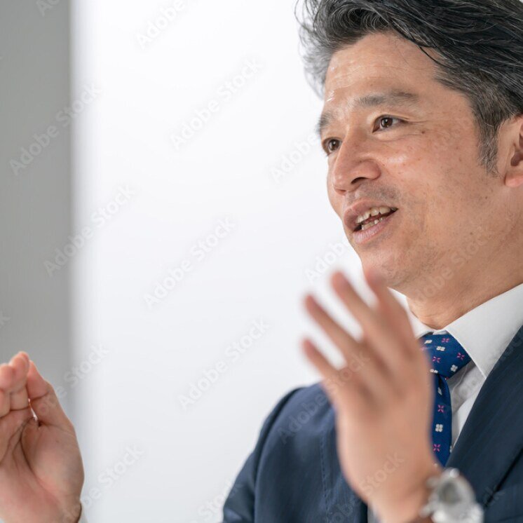 インタビューに答える〇〇クリニックの院長